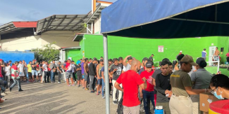 asylum seekers and migrants lined up for food