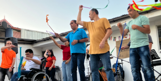 Mirada De Amor attendees dancing 