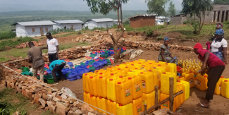 Distribution in Burundi for refugees.